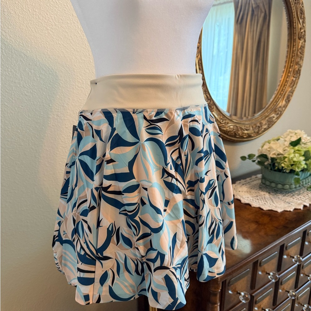 Kinesis Stylish Leaf Print Skort in Blue and Cream